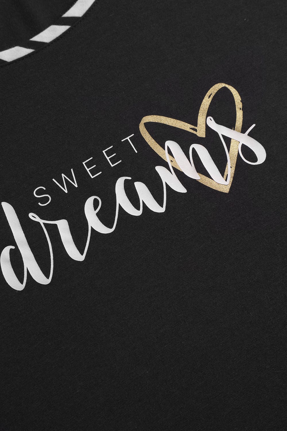 Detailbild 2 von Bigshirt mit verspieltem Schriftzug in Schwarz Materialmix