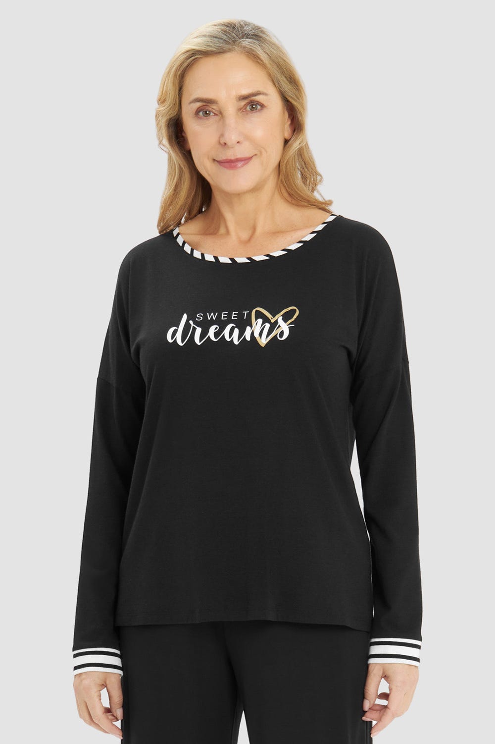 Frontalbild von Pyjamashirt mit verspieltem Schriftzug in Schwarz Materialmix