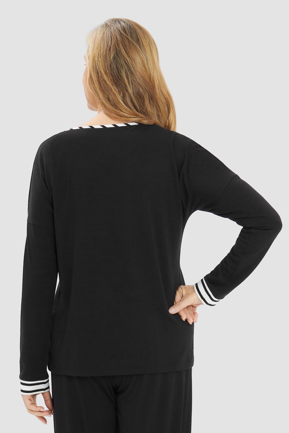 Rückansicht von Pyjamashirt mit verspieltem Schriftzug in Schwarz Materialmix