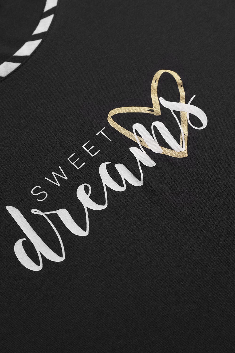 Detailbild 3 von Pyjamashirt mit verspieltem Schriftzug in Schwarz Materialmix