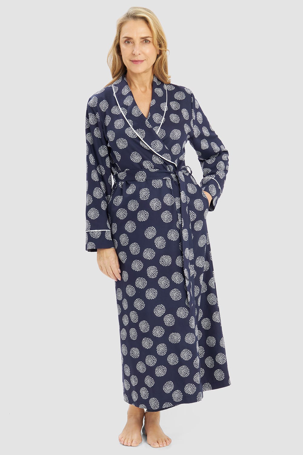 Frontalbild von Morgenmantel im grafischen Punktemuster 100% Baumwolle