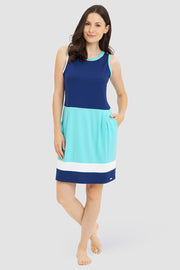 Frontalbild von Strandkleid im Colourblocking-Style Meeresblau