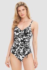 Frontalbild von Badeanzug im Blätter-Druck Schwarz-Weiß 