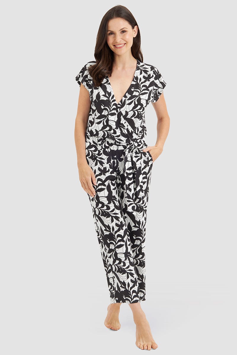Frontalbild von Jumpsuit im Blätter-Druck Schwarz-Weiß Viskose/Elasthan
