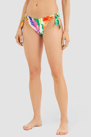 Frontalbild von Bikini Hose im tropischen Blätter-Druck