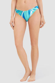 Frontalbild von Bikini Hose im Batik-Style Meeresblau