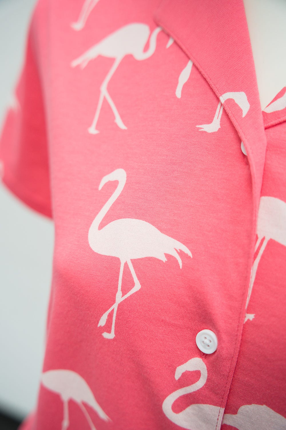 Detailbild 1 von Pyjama im Flamingo-Druck Herrenhemdstil 100% Baumwolle