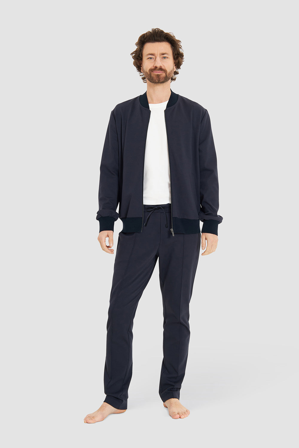 Ganzkörperbild von Rösch Jacke im College-Stil