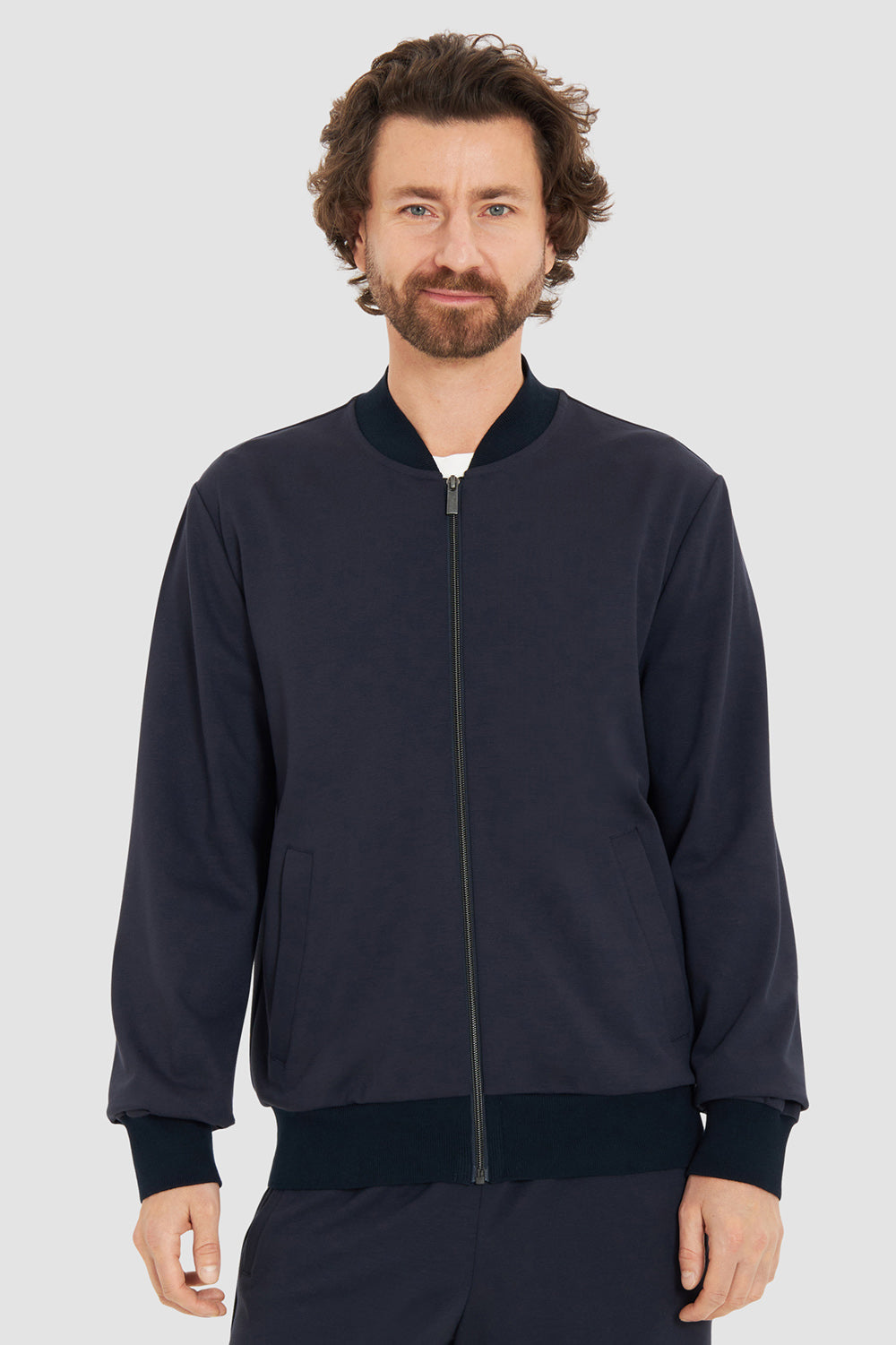 Frontalbild von Rösch Jacke im College-Stil