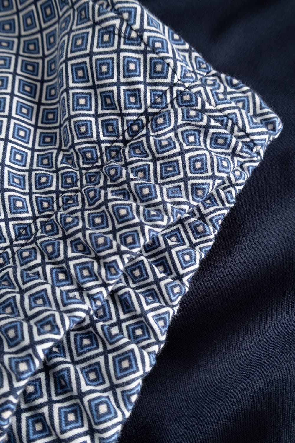 Detailbild 3 von Herren Langer Pyjama mit Minimalprint Blau V-Ausschnitt 100% Baumwolle
