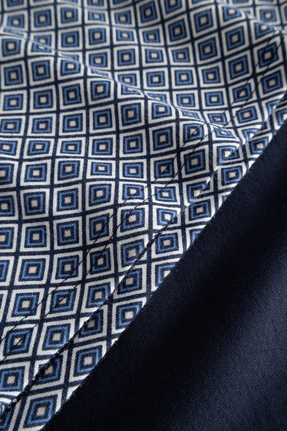 Detailbild 3 von Herren Kurzer Pyjama mit Minimalprint Blau Bermuda V-Ausschnitt 100% Baumwolle