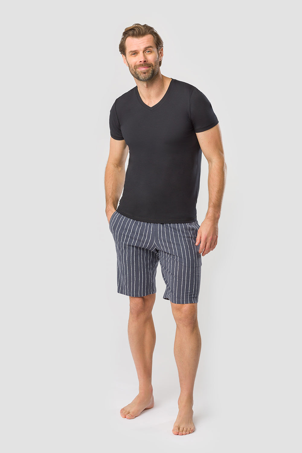 Ganzkörperbild von Rösch Shirt Kurz