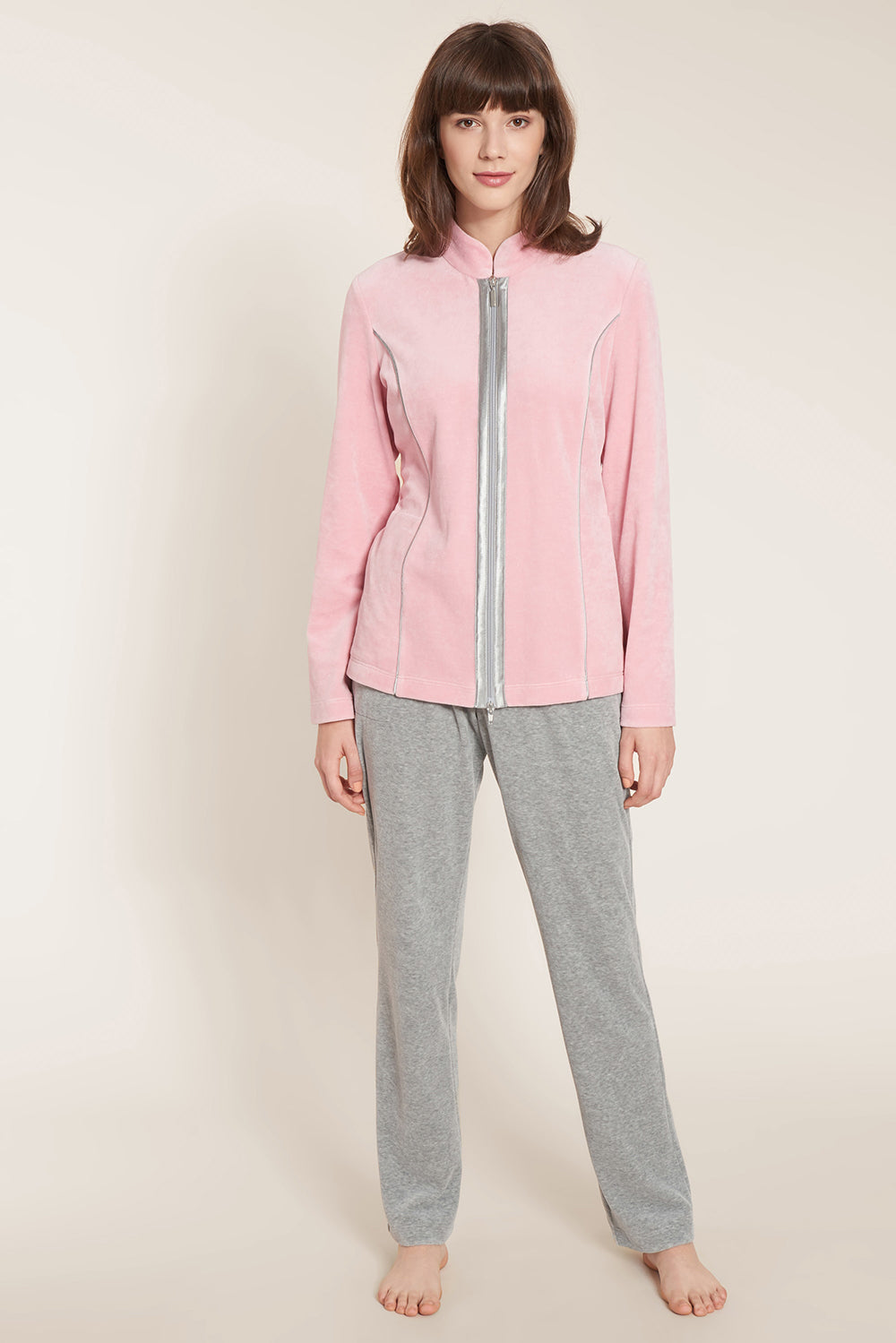 Frontalbild von Rösch Hausanzug