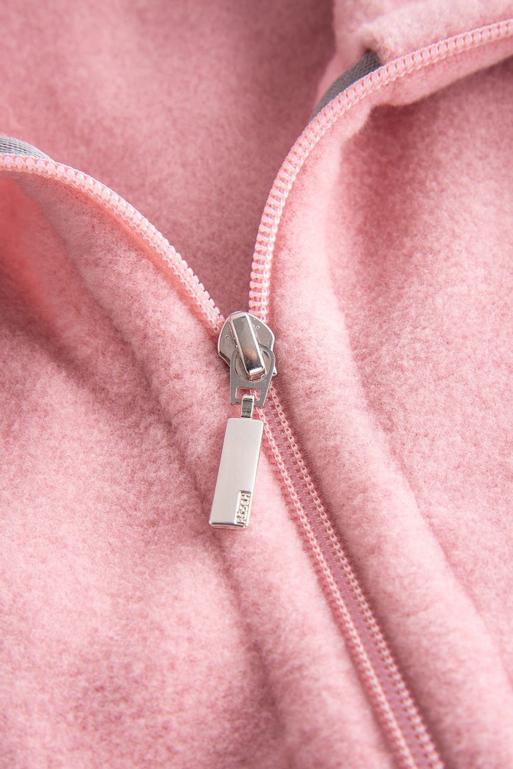 Ganzkörperbild von Rösch Hausanzug