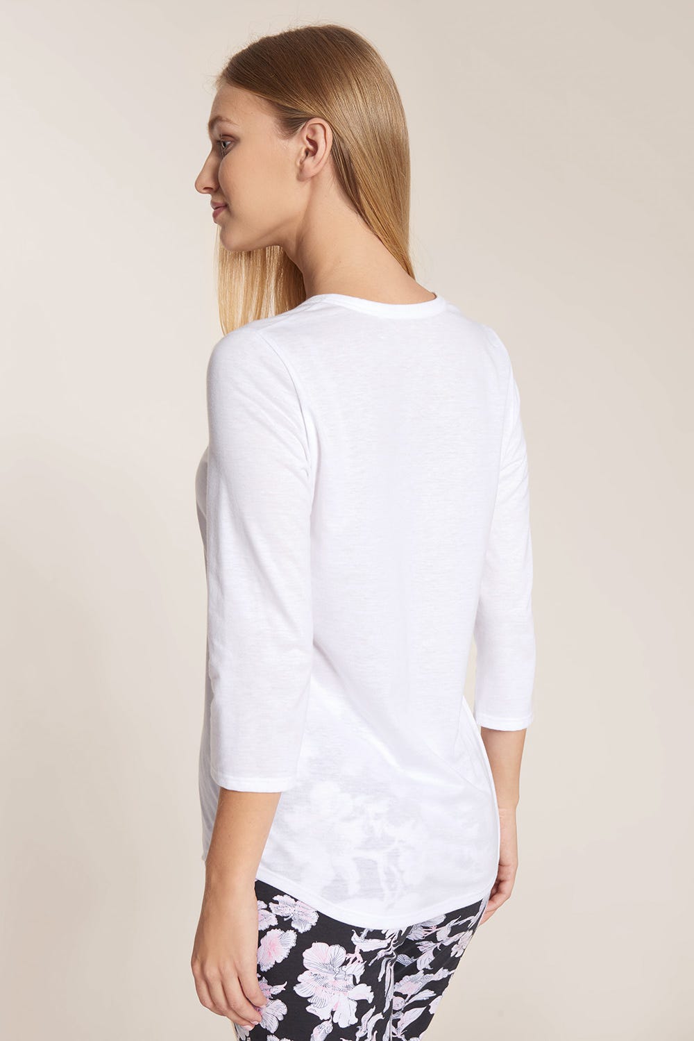 Rückansicht von Pyjama mit Blumendruck Basic Shirt Knopfleiste lange Hose Zierschleife 100% Baumwolle