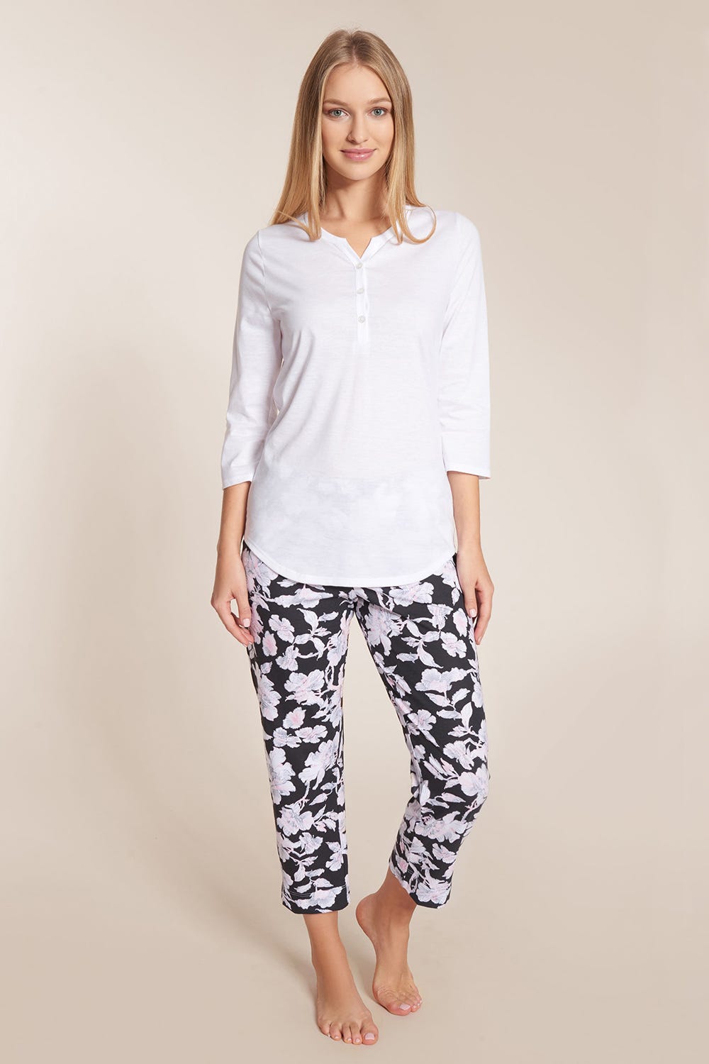 Frontalbild von Pyjama mit Blumendruck Basic Shirt Knopfleiste lange Hose Zierschleife 100% Baumwolle
