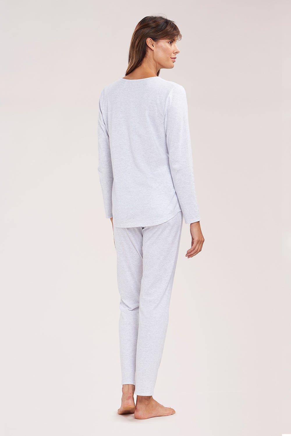 Rückansicht von Pyjama lang in Graumelange Spitzeneinsätze Zierschleife Raffungen 100% Baumwolle 