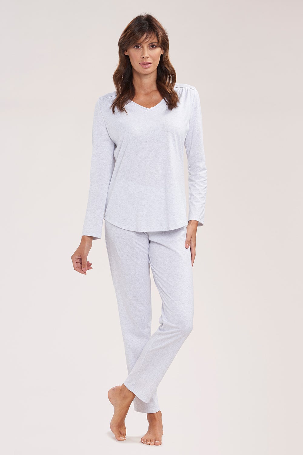 Frontalbild von Pyjama lang in Graumelange Spitzeneinsätze Zierschleife Raffungen 100% Baumwolle 