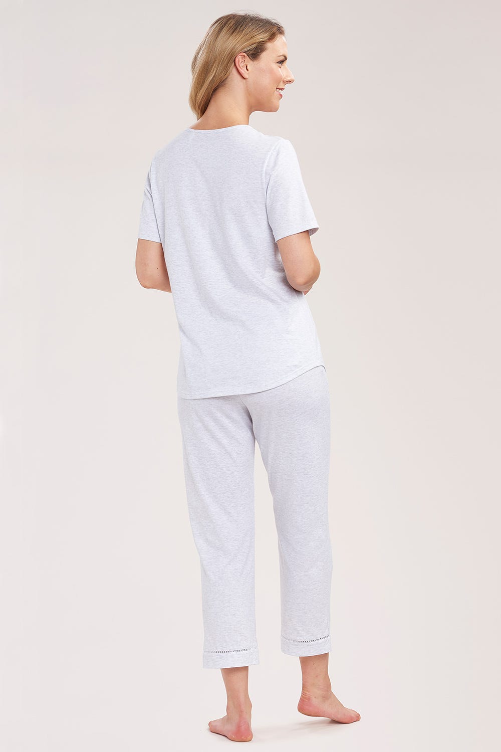 Rückansicht von Pyjama kurz in Graumelange 7/8-Hose Spitzeneinsätze Zierschleife Raffungen 100% Baumwolle