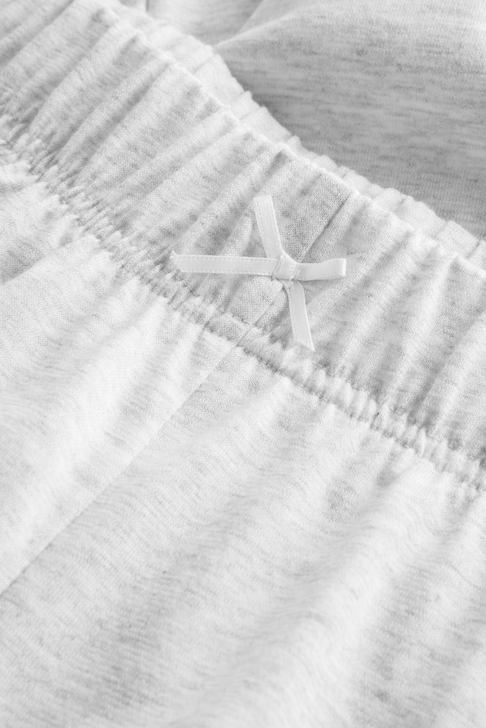 Detailbild 3 von Pyjama kurz in Graumelange 7/8-Hose Spitzeneinsätze Zierschleife Raffungen 100% Baumwolle