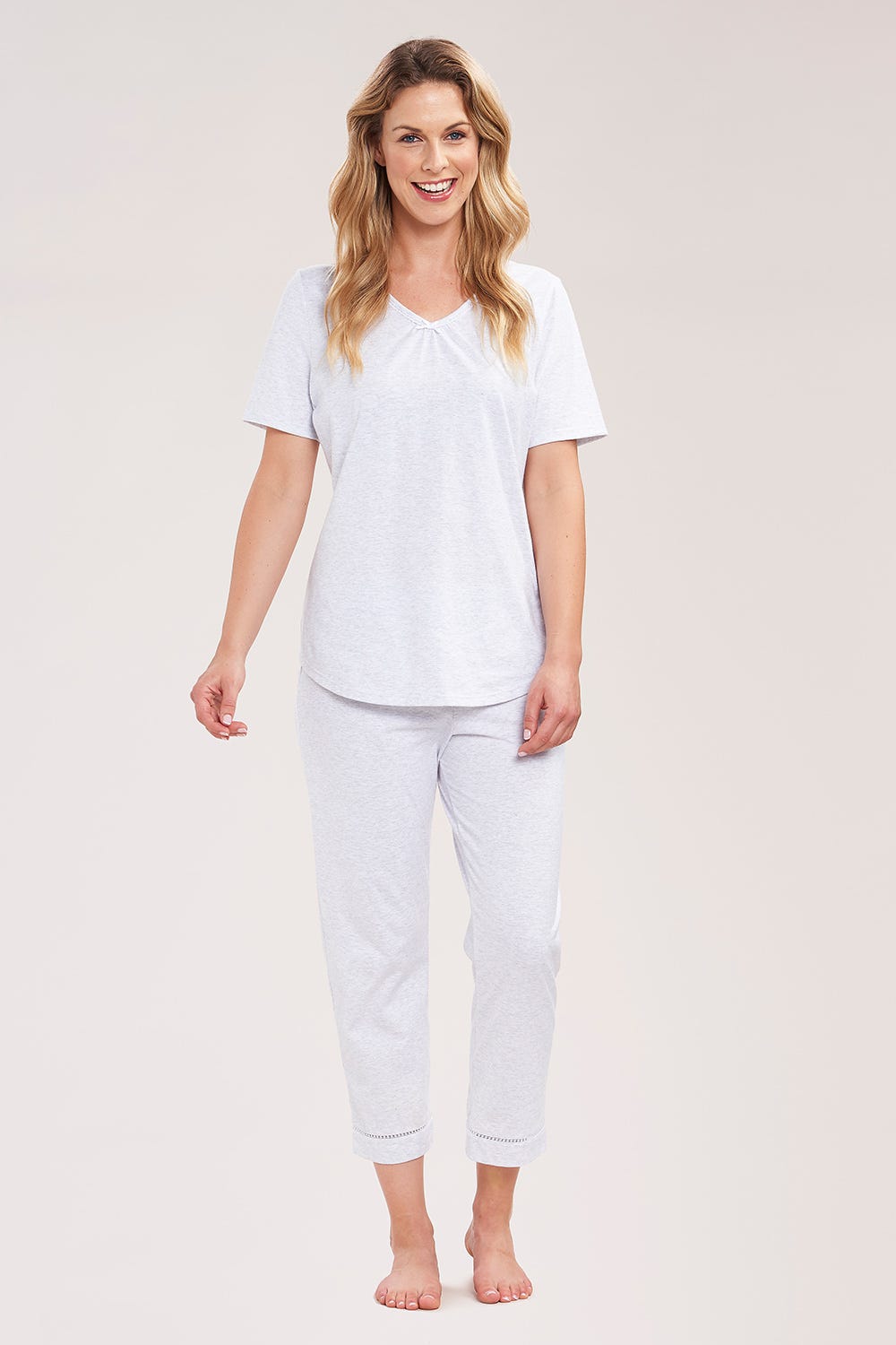 Frontalbild von Pyjama kurz in Graumelange 7/8-Hose Spitzeneinsätze Zierschleife Raffungen 100% Baumwolle