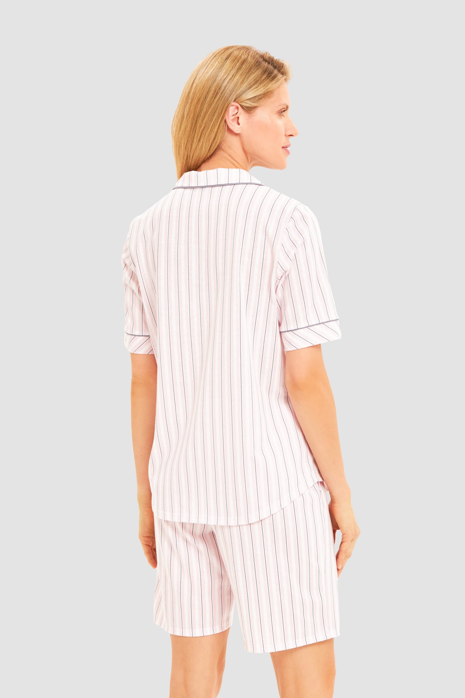 Rückansicht von Basic Pyjamashirt Kurzarm im Streifendruck Herrenhemdstil