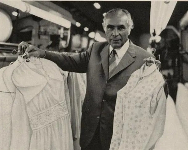 Gerhard Rösch mit Damenunterbekleidung
