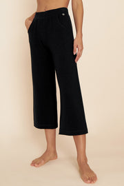 Frontalbild von 7/8-Hose mit weitem Bein Culotte-Stil Elastisch Schwarz Materialmix