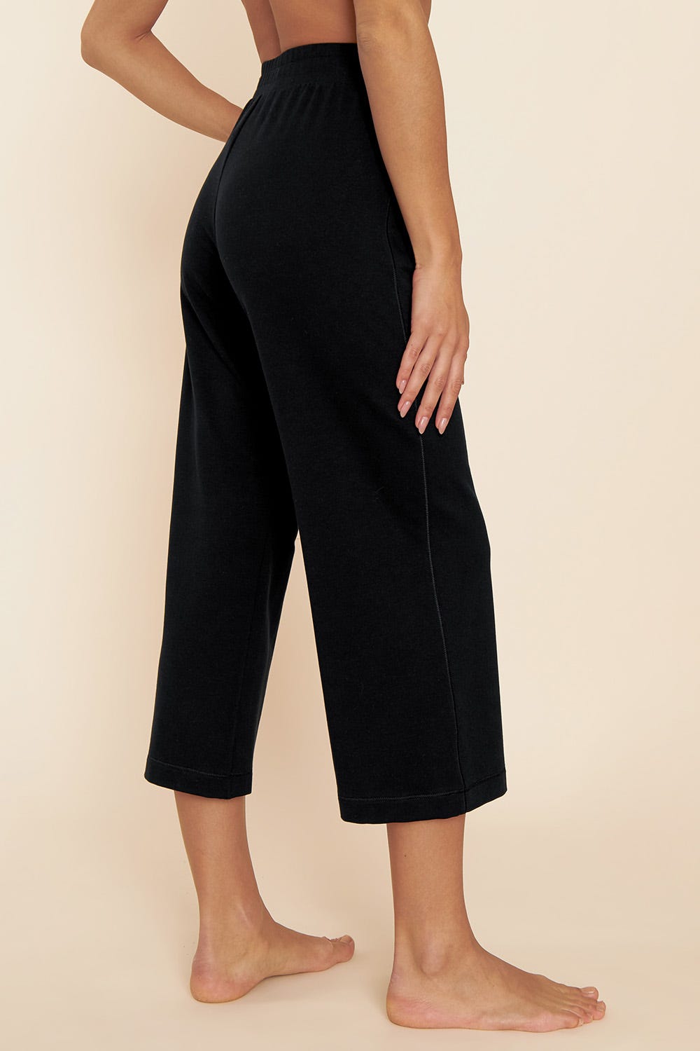 Rückansicht von 7/8-Hose mit weitem Bein Culotte-Stil Elastisch Schwarz Materialmix