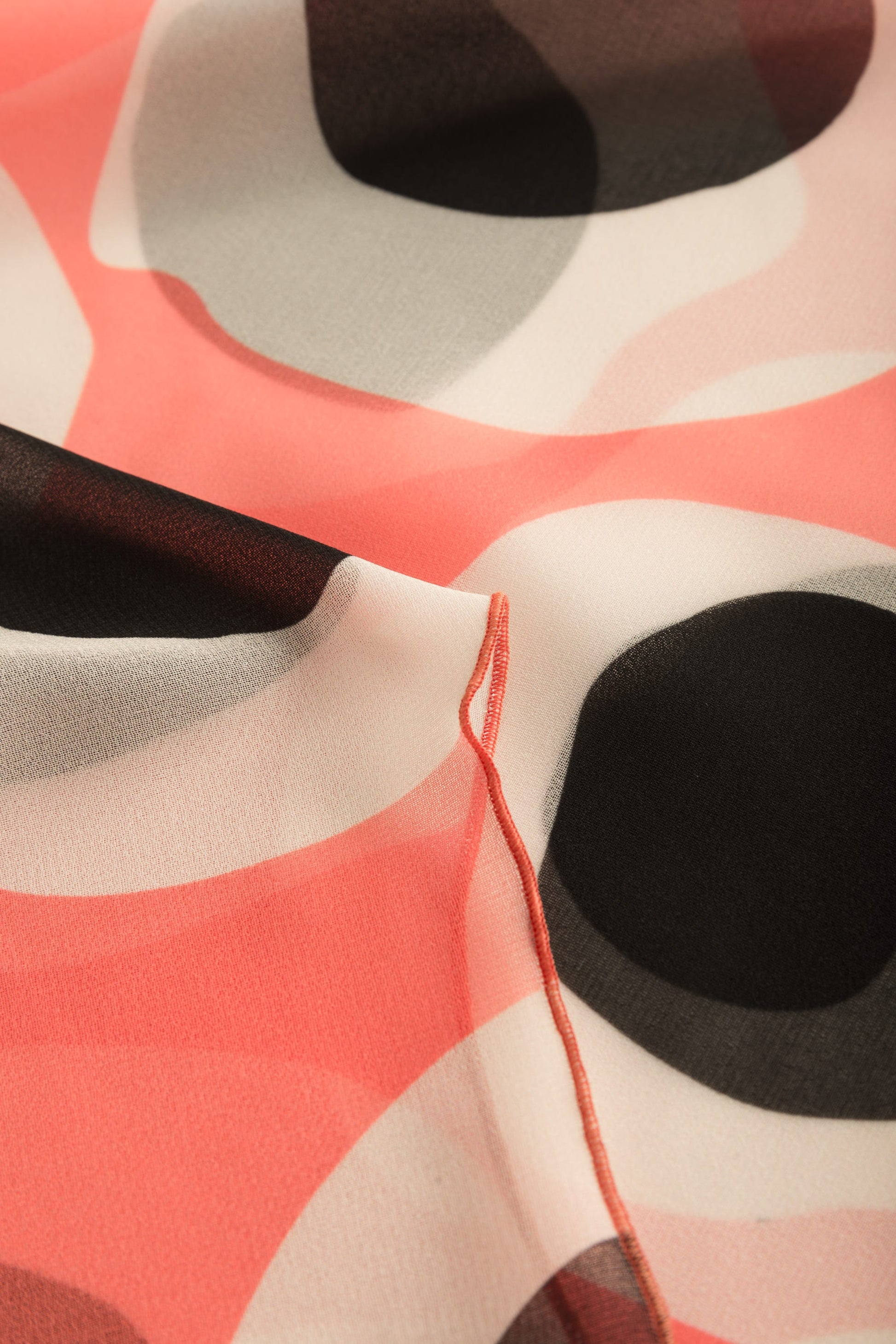 Detailbild 3 von Strandjacke transparent im Grafikdruck modernes Kreismuster 100% Chiffon