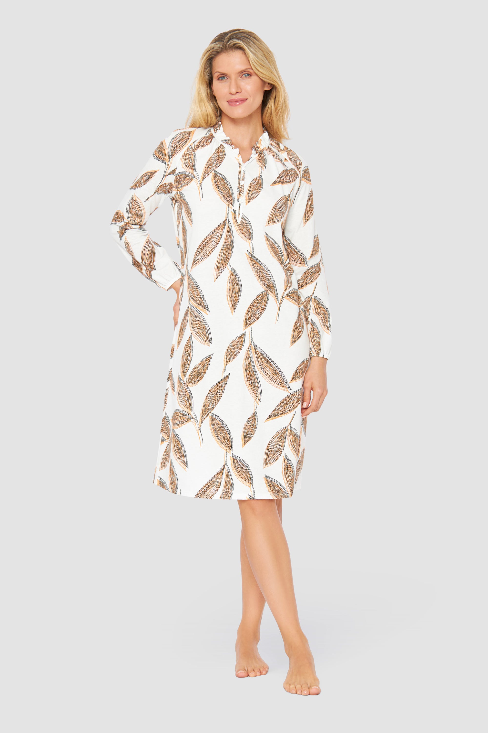 Frontalbild von Nachthemd im getupften Blätter-Druck 100% Baumwolle