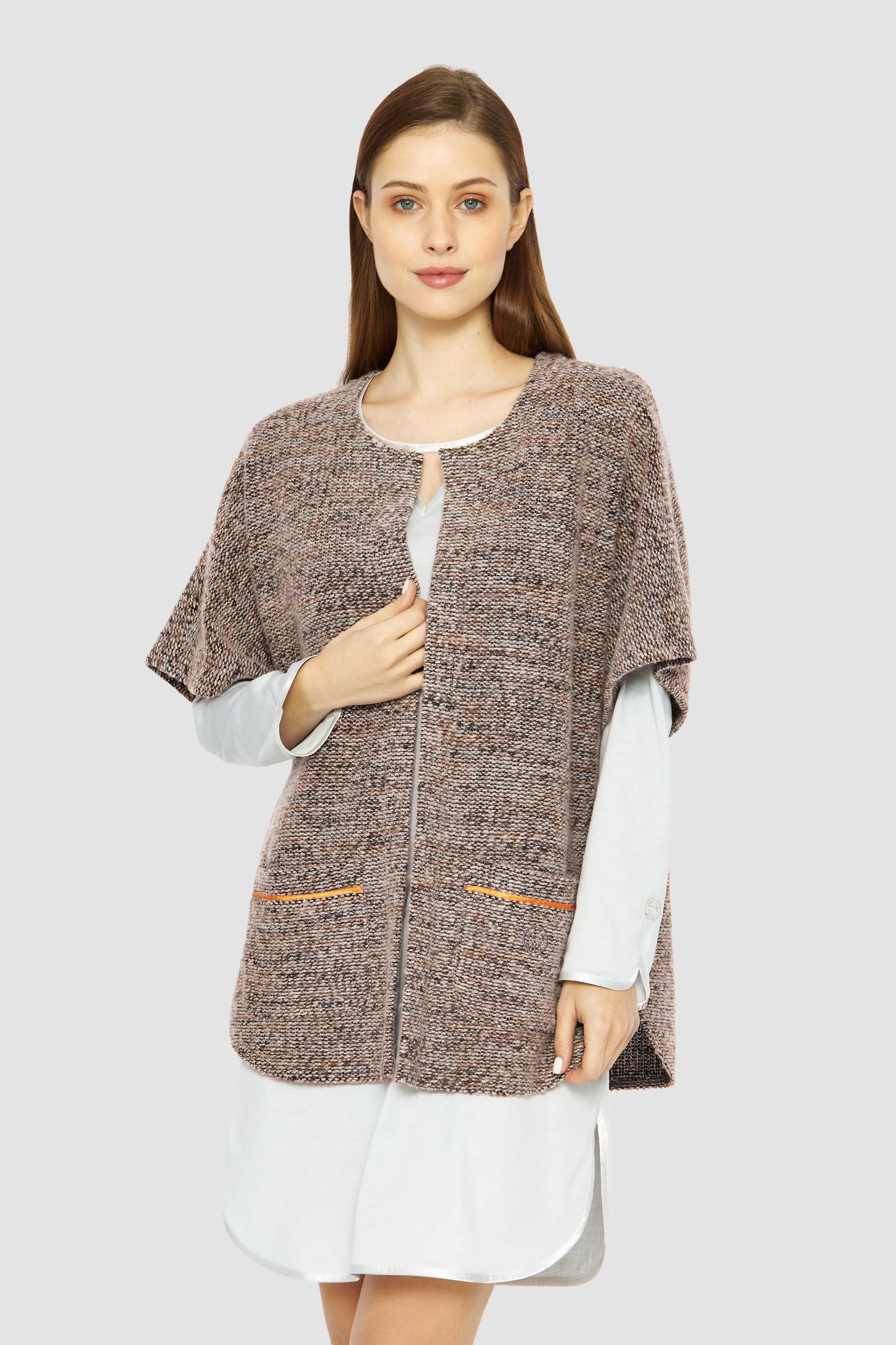 Frontalbild von Cape aus Strick Kuschelig Materialmix