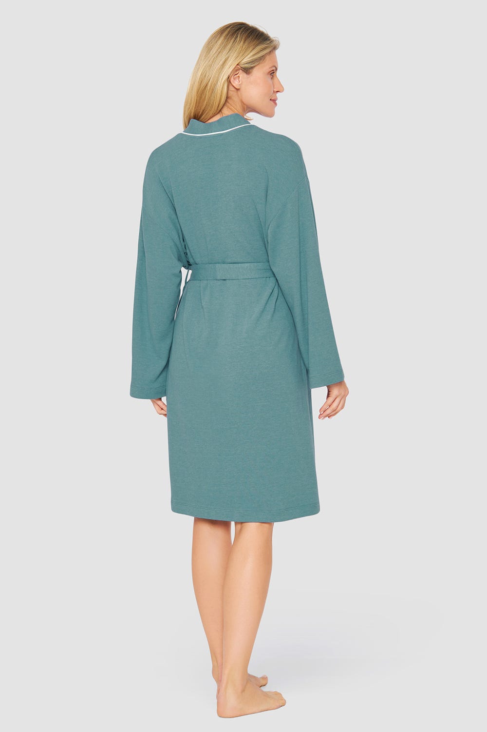 Rückansicht von Wickelmantel aus Strick Kontrastpaspel Materialmix