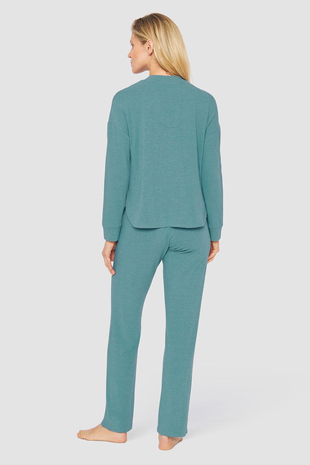 Rückansicht von Hausanzug aus Strick Loungeanzug Materialmix