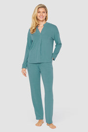 Frontalbild von Hausanzug aus Strick Loungeanzug Materialmix