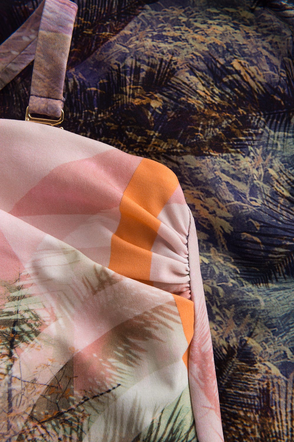 Detailbild 2 von Bandeau-Badeanzug im aufregenden Palmen-Druck Spacer-Cups Polyamid/Elasthan