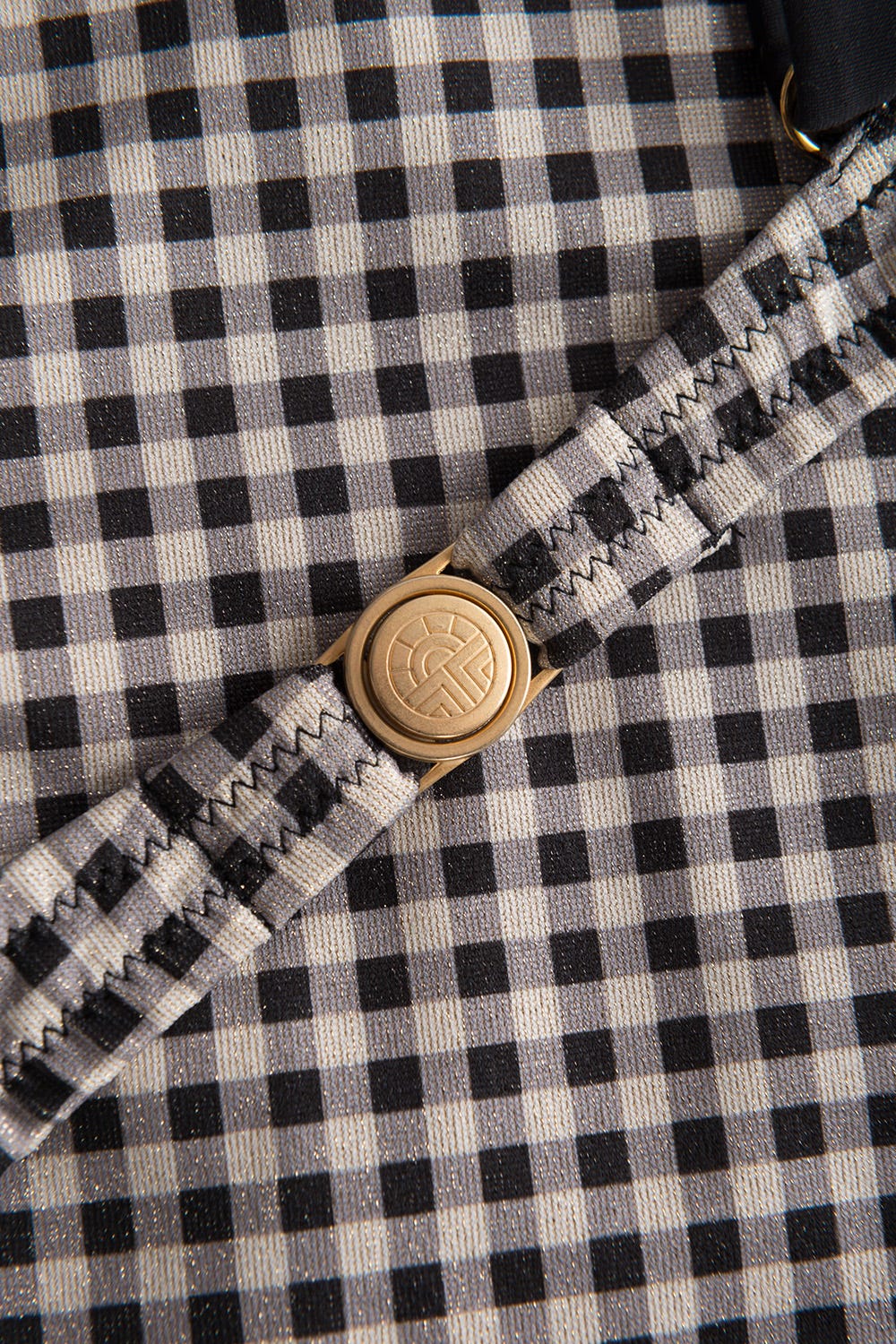 Detailbild 2 von Bikini im Retro Karo-Druck mit Schimmer-Effekt Ziergürtel Materialmix