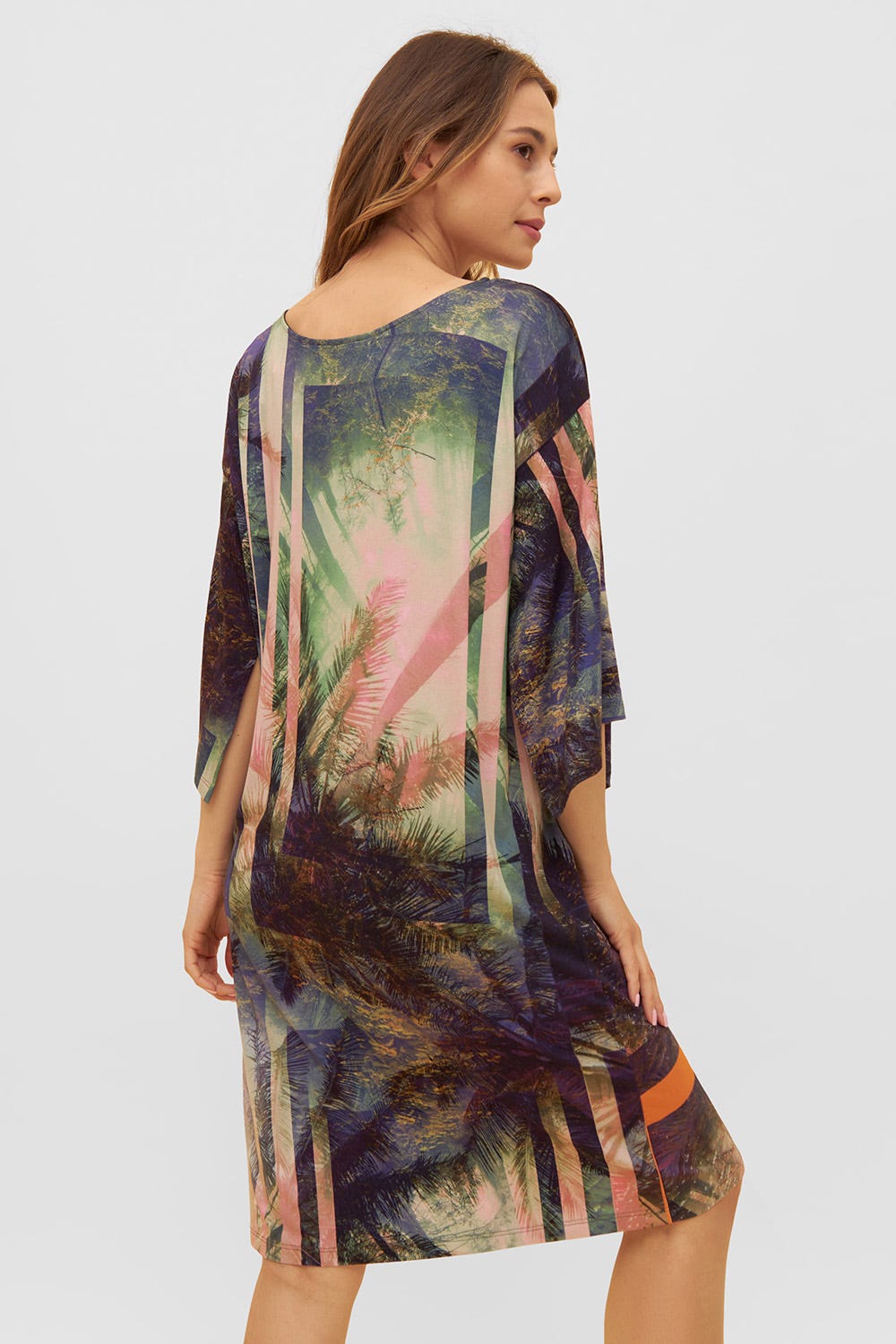 Rückansicht von Strandkleid im aufregenden Palmen-Druck mit weiten Ärmeln Viskose/Elasthan