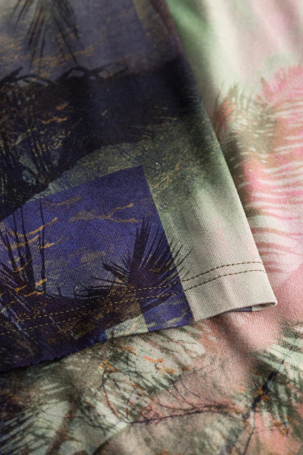 Detailbild 2 von Strandkleid im aufregenden Palmen-Druck mit weiten Ärmeln Viskose/Elasthan