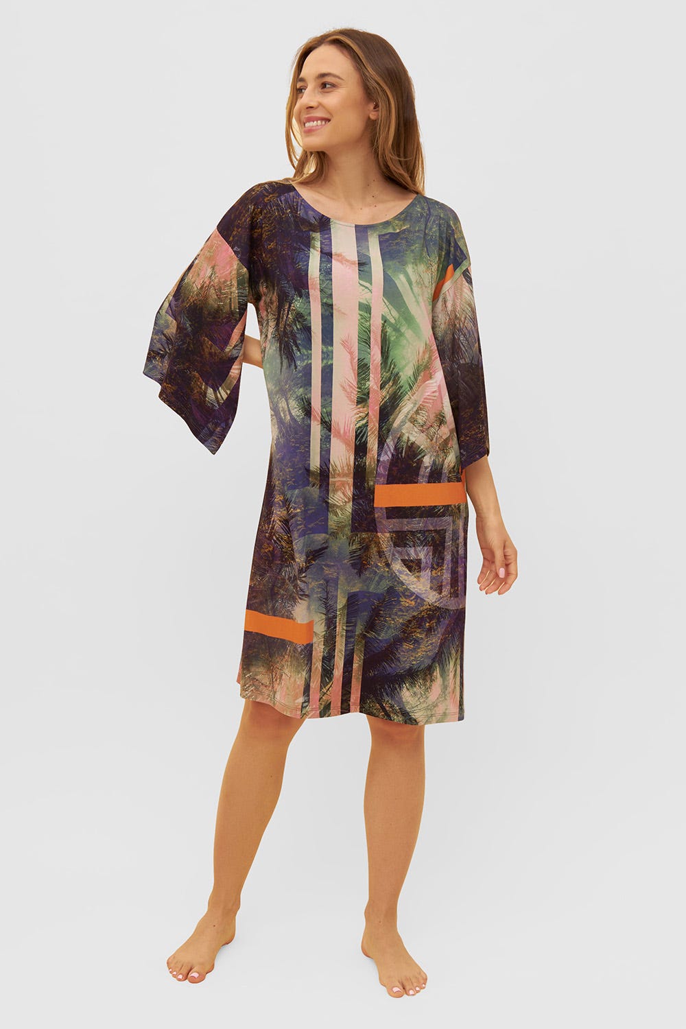 Frontalbild von Strandkleid im aufregenden Palmen-Druck mit weiten Ärmeln Viskose/Elasthan