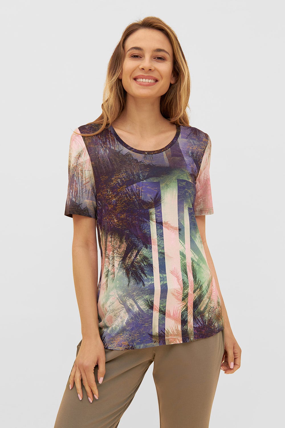 Frontalbild von T-Shirt im aufregenden Palmen-Druck Basic Viskose/Elasthan