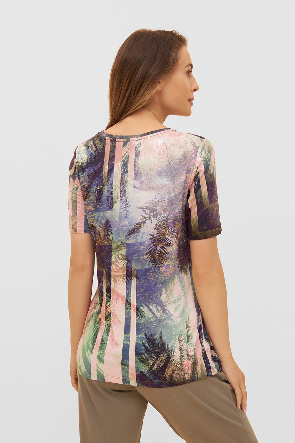 Rückansicht von T-Shirt im aufregenden Palmen-Druck Basic Viskose/Elasthan
