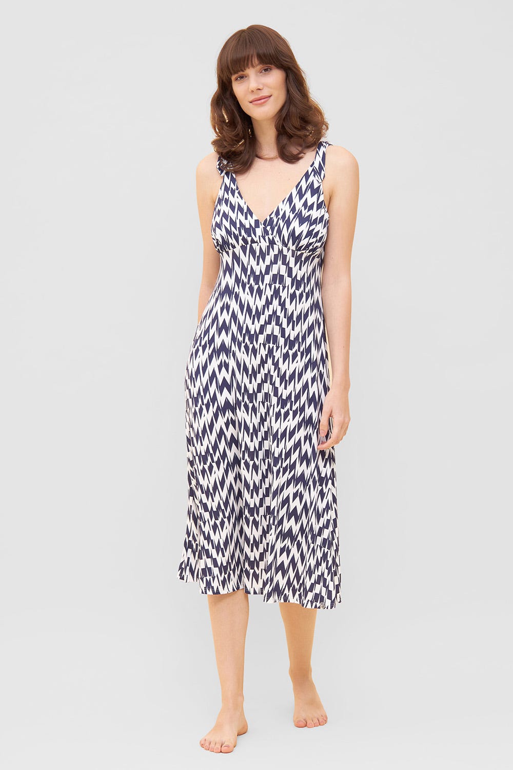 Frontalbild von Kleid im grafischen Druck Wickeloptik Ärmellos Viskose/Elasthan