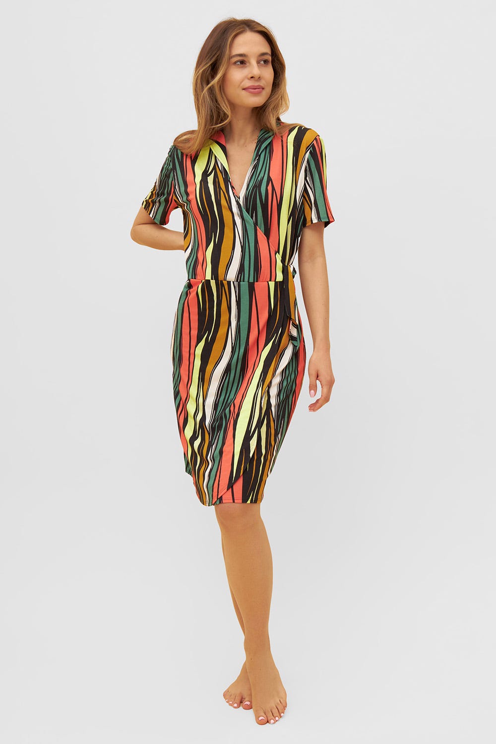 Frontalbild von Sommerkleid im bunten Streifen-Druck Wickeloptik V-Ausschnitt Viskose/Elasthan