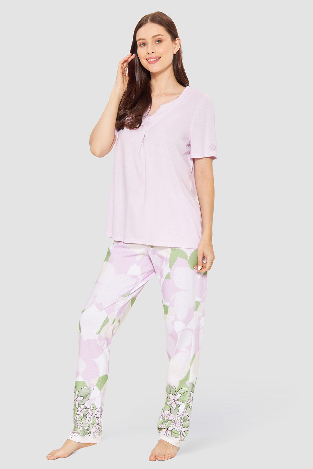Frontalbild von Pyjama im Blütendruck Pastellfarben 100% Baumwolle