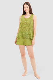 Frontalbild von Pyjama aus Webstoff mit sommerlichen Spitzendetails 100% Baumwolle