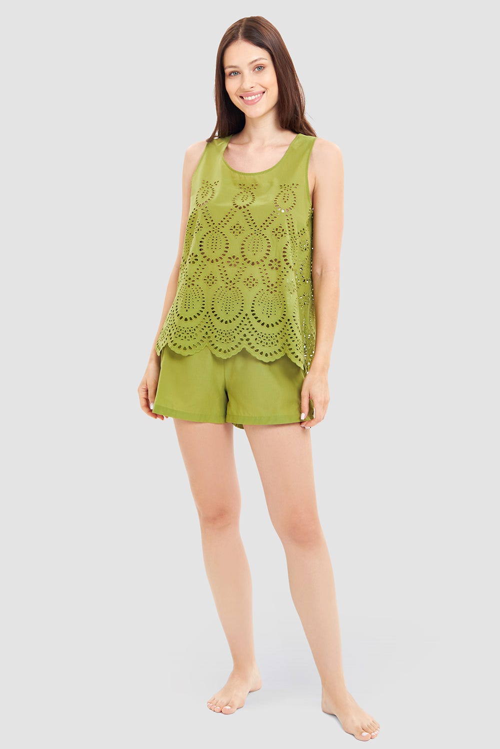 Frontalbild von Pyjama aus Webstoff mit sommerlichen Spitzendetails 100% Baumwolle