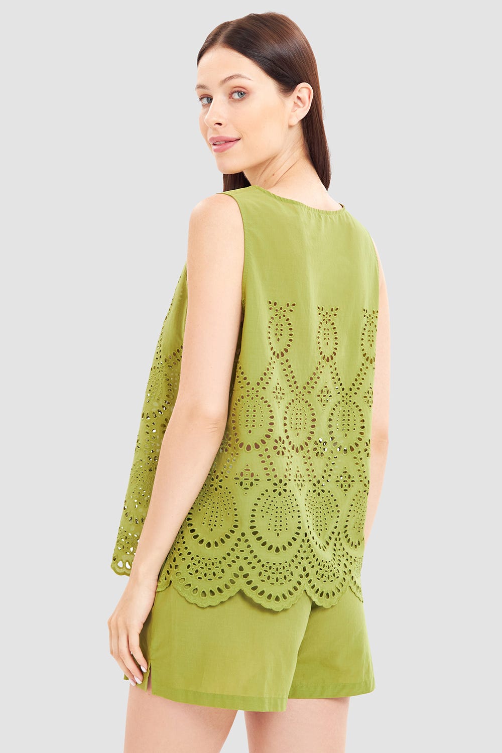 Rückansicht von Pyjama aus Webstoff mit sommerlichen Spitzendetails 100% Baumwolle