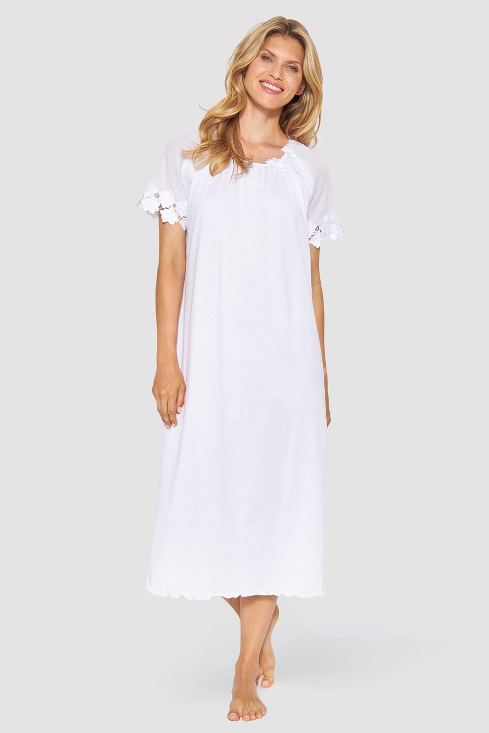 Frontalbild von Nachtkleid mit blumigen Spitzendetails Voile 100% Baumwolle
