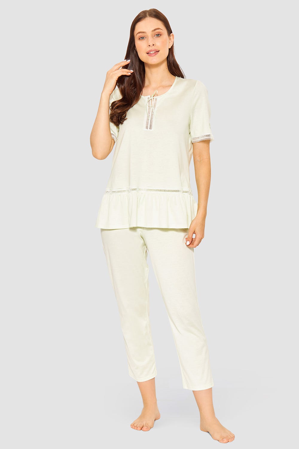 Frontalbild von Pyjama mit romantischen Stickereidetails 100% Baumwolle